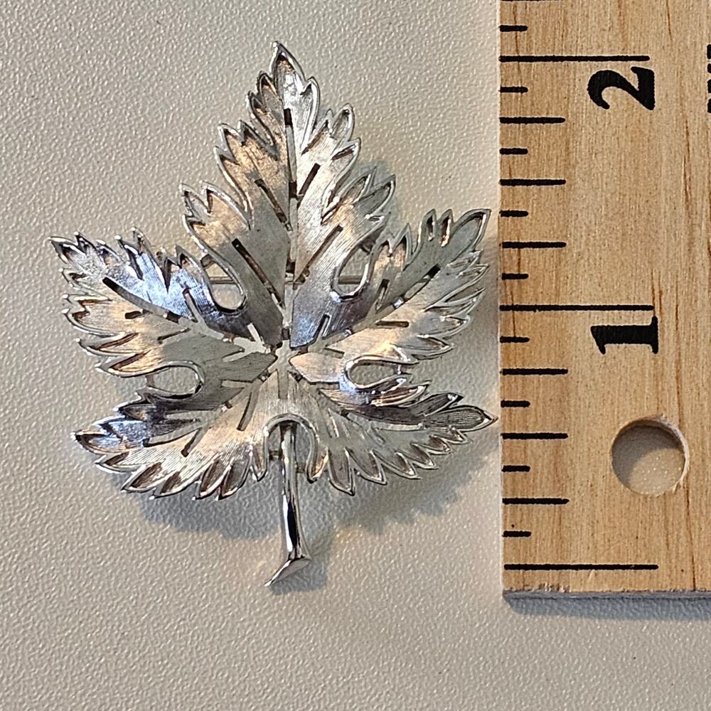 Vintage Crown Trifari Silver Maple Leaf Brooch - Picture 4 of 5
